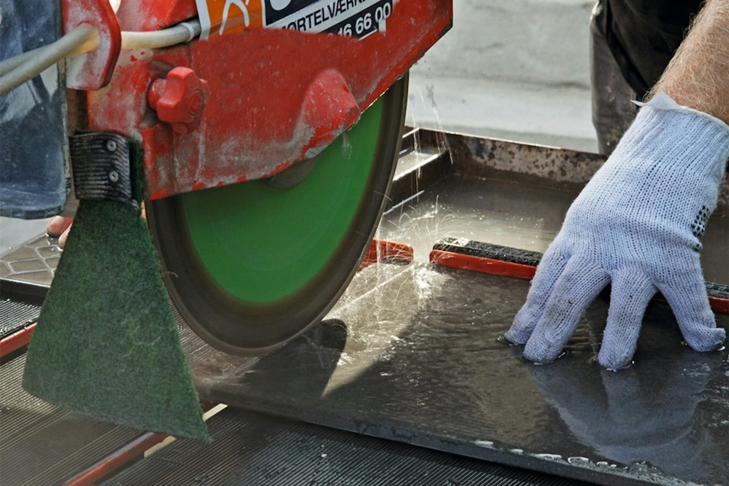 En fliskutter er uunnværlig når du skal ha nye fliser. Du vil nemlig ha bruk for å tilpasse mange fliser underveis. En fliskutter er uunnværlig når du skal ha nye fliser. Du vil nemlig ha bruk for å tilpasse mange fliser underveis.